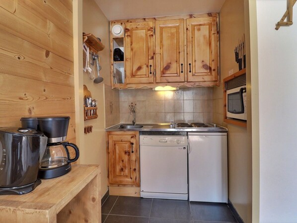 Fridge, microwave, dishwasher, coffee/tea maker