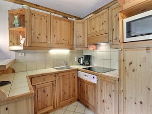 Réfrigérateur, micro-ondes, plaque de cuisson, lave-vaisselle