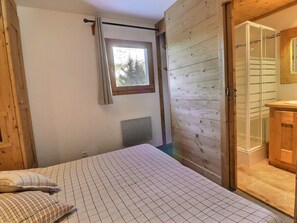 2 عدّة غرف نوم وواي فاي وملاءات أسرّة