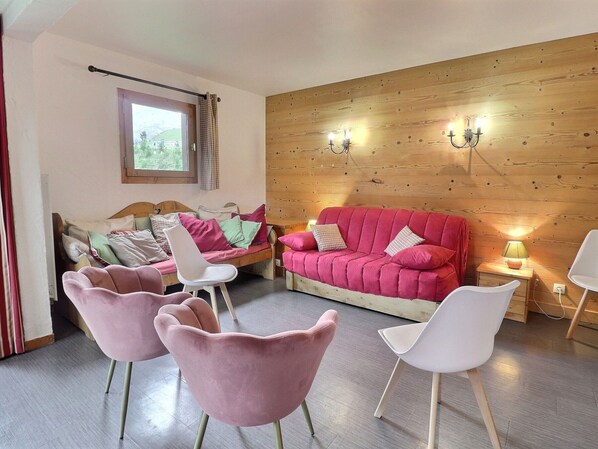 تلفزيون بشاشة مسطحة