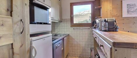 Kühlschrank, Mikrowelle, Herdplatte, Geschirrspüler