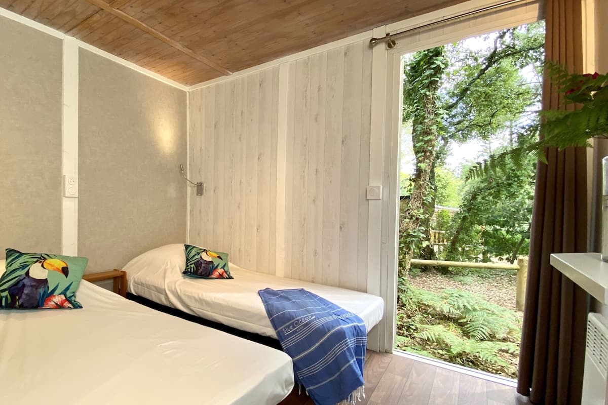 2 slaapkamers, verduisterende gordijnen, een strijkplank/strijkijzer