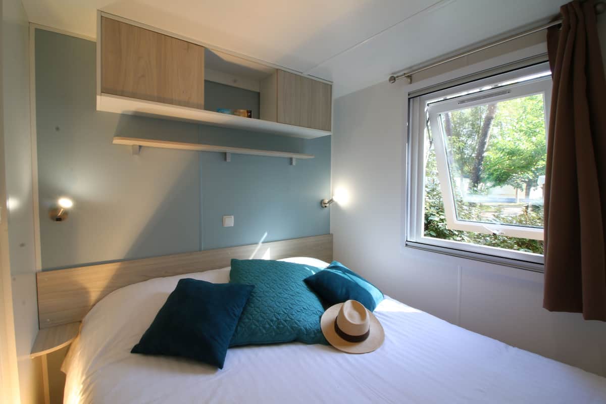 2 slaapkamers, verduisterende gordijnen, een strijkplank/strijkijzer