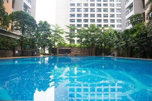 Una piscina al aire libre de temporada