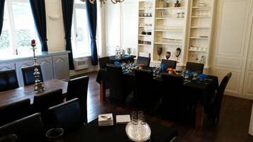 Esmorzar diari d'estil bufet gratuït