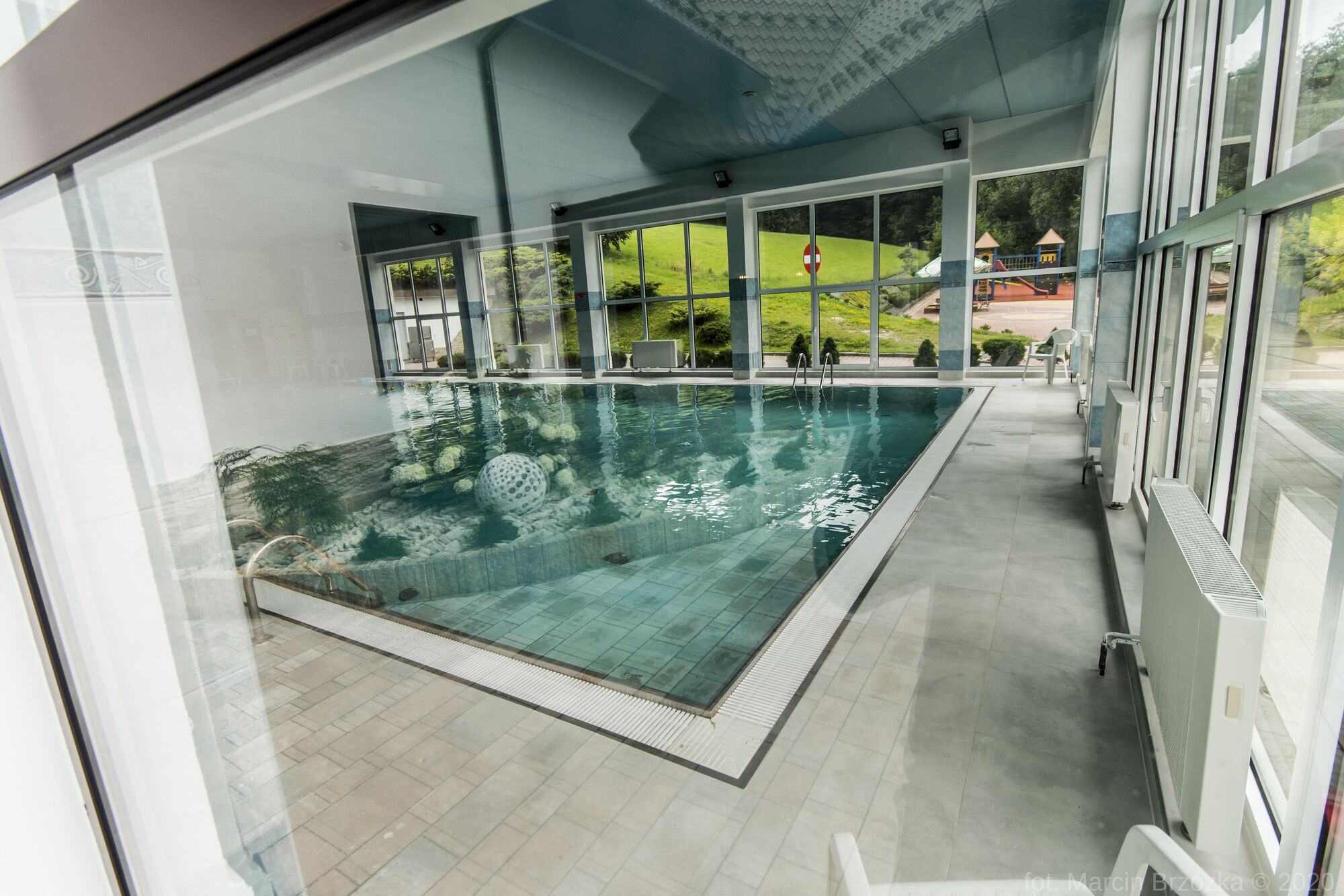 Kolam renang indoor, dengan kursi berjemur