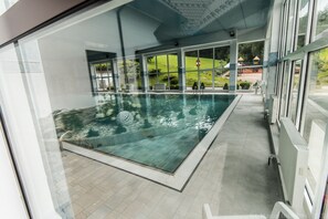 Una piscina cubierta (de 08:00 a 20:00), tumbonas