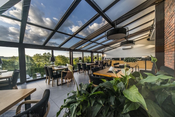 Serveert lunch, diner, brunch, lokale gerechten