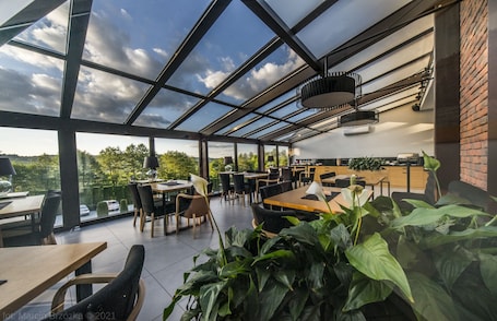 Se sirven almuerzos, cenas y brunches; cocina local. Kompleks Beskid Spytkowice