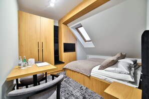 Habitación estándar con 1 cama doble o 2 individuales, junto a la montaña | Escritorio, tabla de planchar con plancha, cunas gratuitas