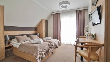 Habitació doble o amb dos llits individuals estàndard, al costat de la muntanya | Escriptori, planxa i posts de planxar i bressols gratuïts