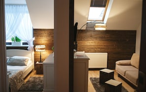 Deluxe Double Room, 1 Queen Bed | Living area