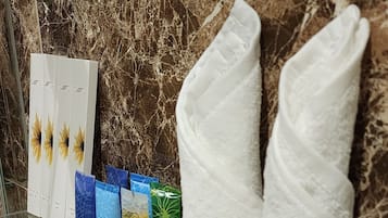 Regadera, amenidades de baño gratuitas, secadora de cabello, pantuflas