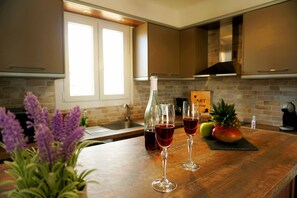 Großer Kühlschrank, Ofen, Herdplatte, Espressomaschine