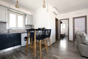 Full-size fridge, oven, stovetop, espresso maker