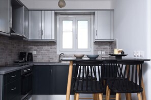 Großer Kühlschrank, Ofen, Herdplatte, Espressomaschine