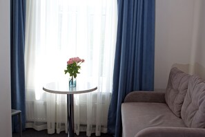 Comfort-huone | Ylelliset vuodevaatteet, minibaari, tallelokero huoneessa, äänieristys