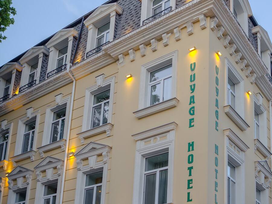 A building with the sign "COVINGAGE HOTEL" indicating it is a hotel.