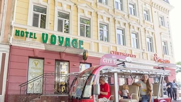 Vista frontal de la propiedad