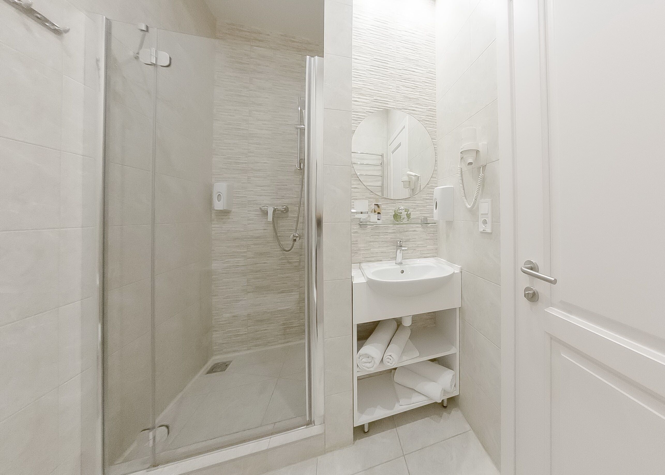 Luxury Room, 1 Bedroom | Bathroom shower