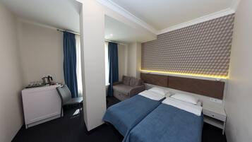 Ein Hotelzimmer mit Bett, Schreibtisch und Stuhl.