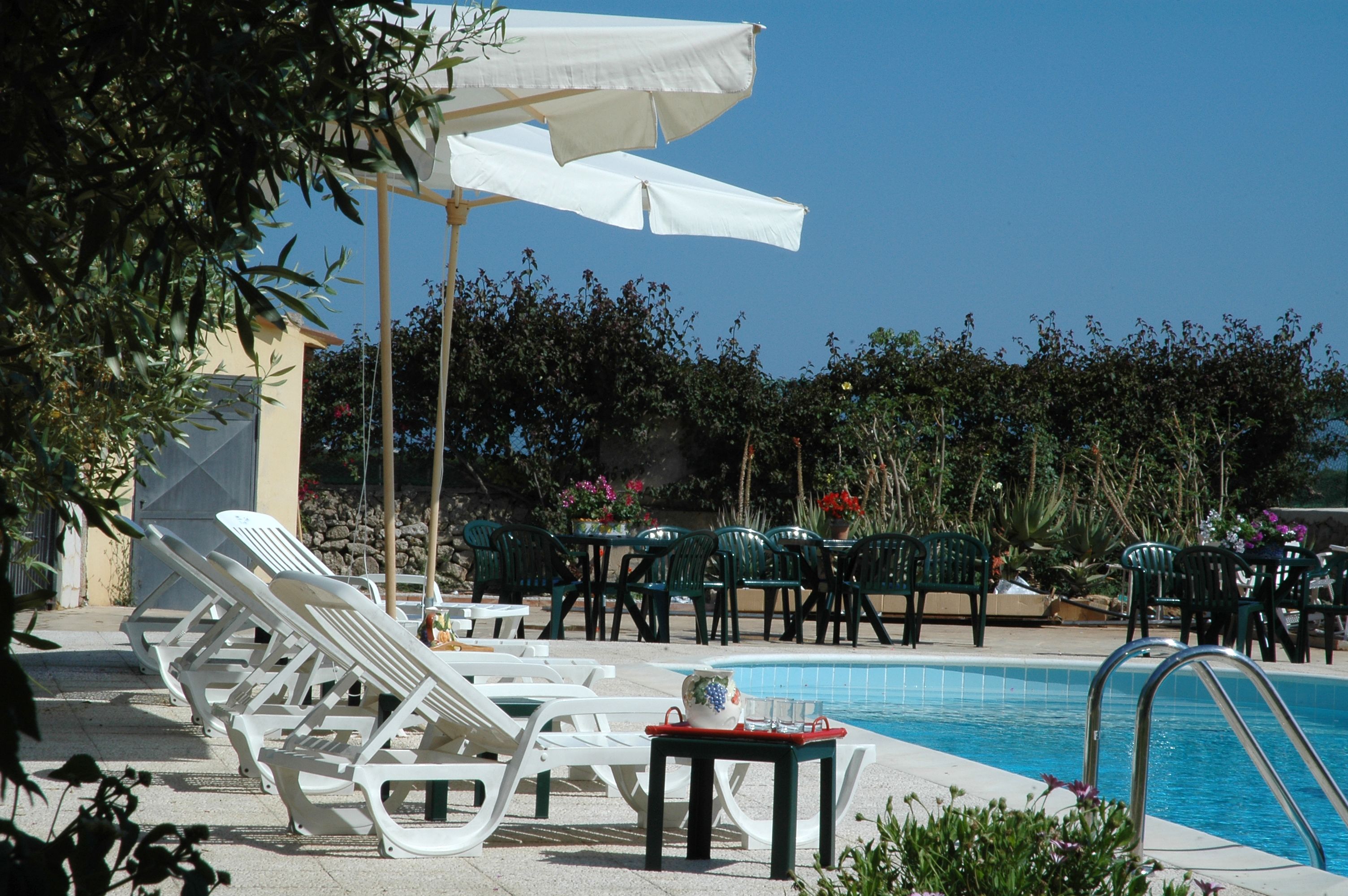 Piscine extérieure, chaises longues