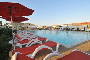Una piscina al aire libre de temporada
