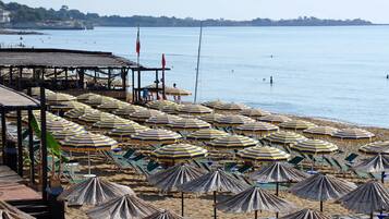 Plage privée à proximité, parasols