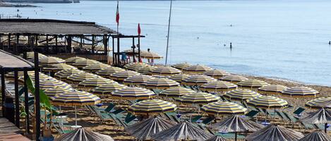 Playa privada en los alrededores y sombrillas