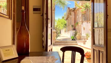 Quadruple Room | Minibar, desk, cribs/infant beds, free WiFi