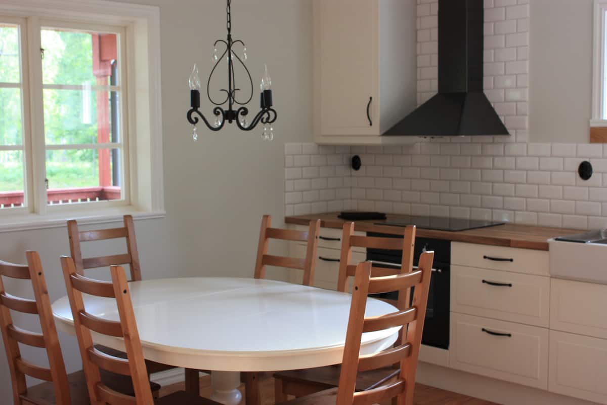Cottage (2) | Private kitchen | Full-size fridge, microwave, oven, stovetop