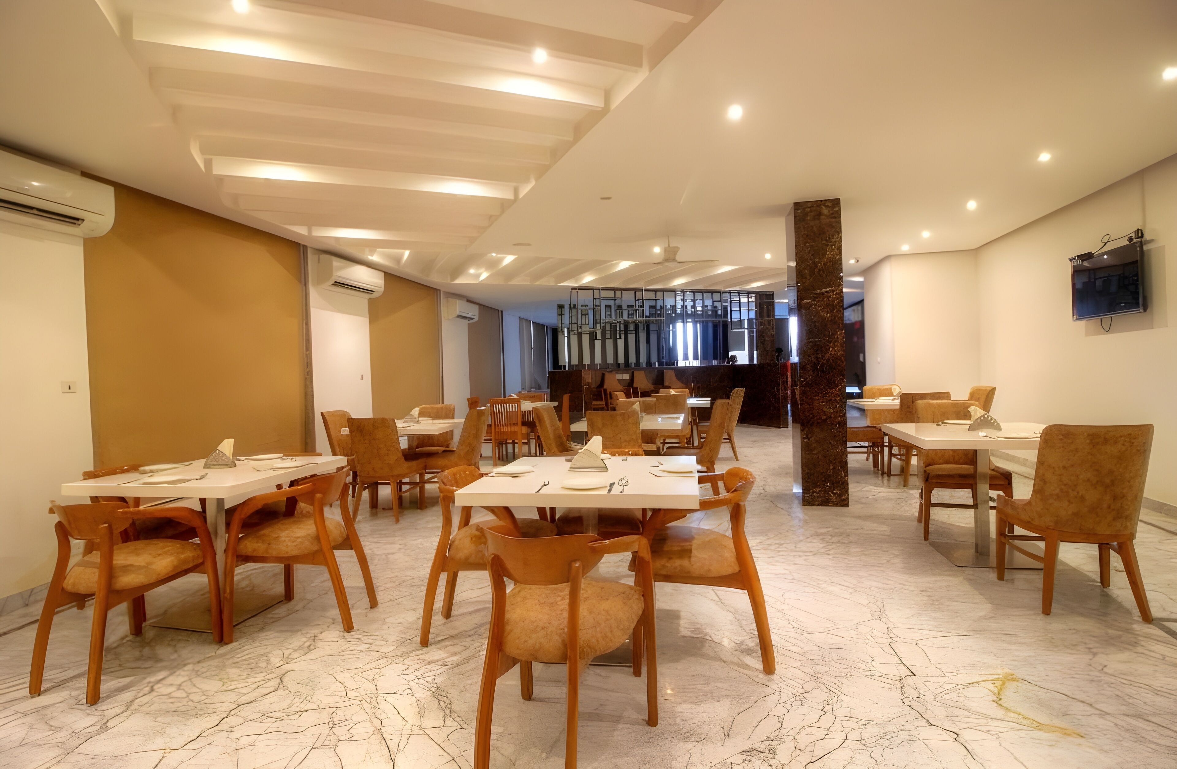 Photo - Hotel Almati Inn