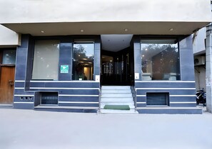 Property entrance - Hotel Almati Inn (New Delhi)