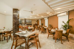 حيث تُقدم وجبات الإفطار، الغداء، العشاء، الأطباق العالمية