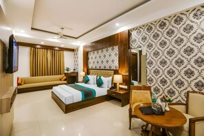1 bedroom, Egyptian cotton sheets, premium bedding, memory-foam beds - Hotel Almati Inn (New Delhi)