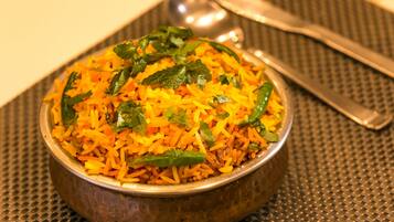 Serveert ontbijt, lunch, diner, internationale gerechten