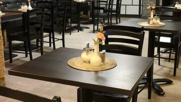 Tägliches Frühstücksbuffet gegen Gebühr