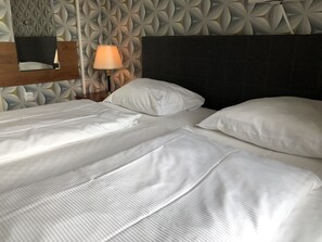 โต๊ะทำงาน, เตารีด/โต๊ะรีดผ้า, Wi-Fi ฟรี, ผ้าปูที่นอน