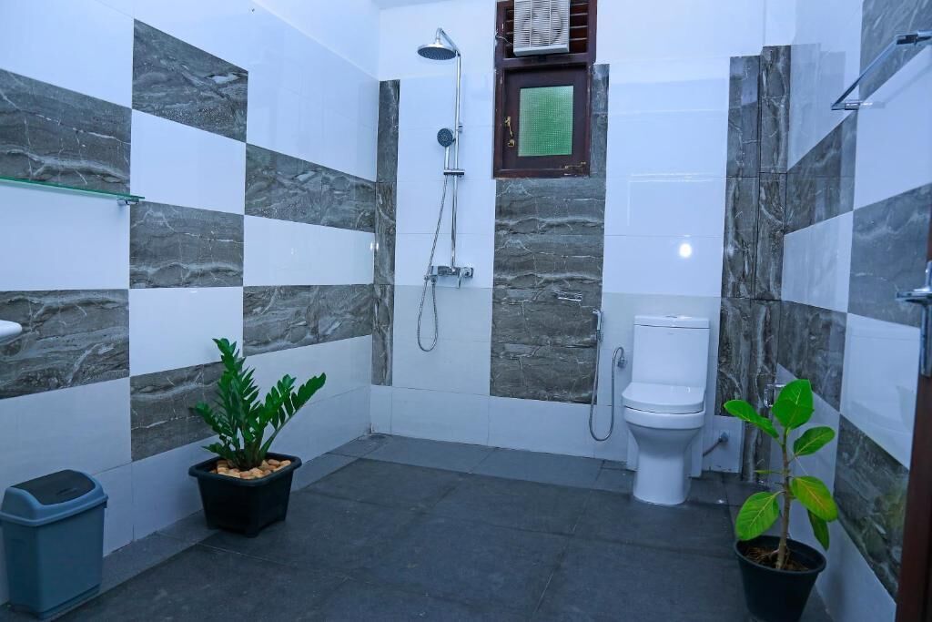 Dusche, Regendusche, kostenlose Toilettenartikel, Bademäntel