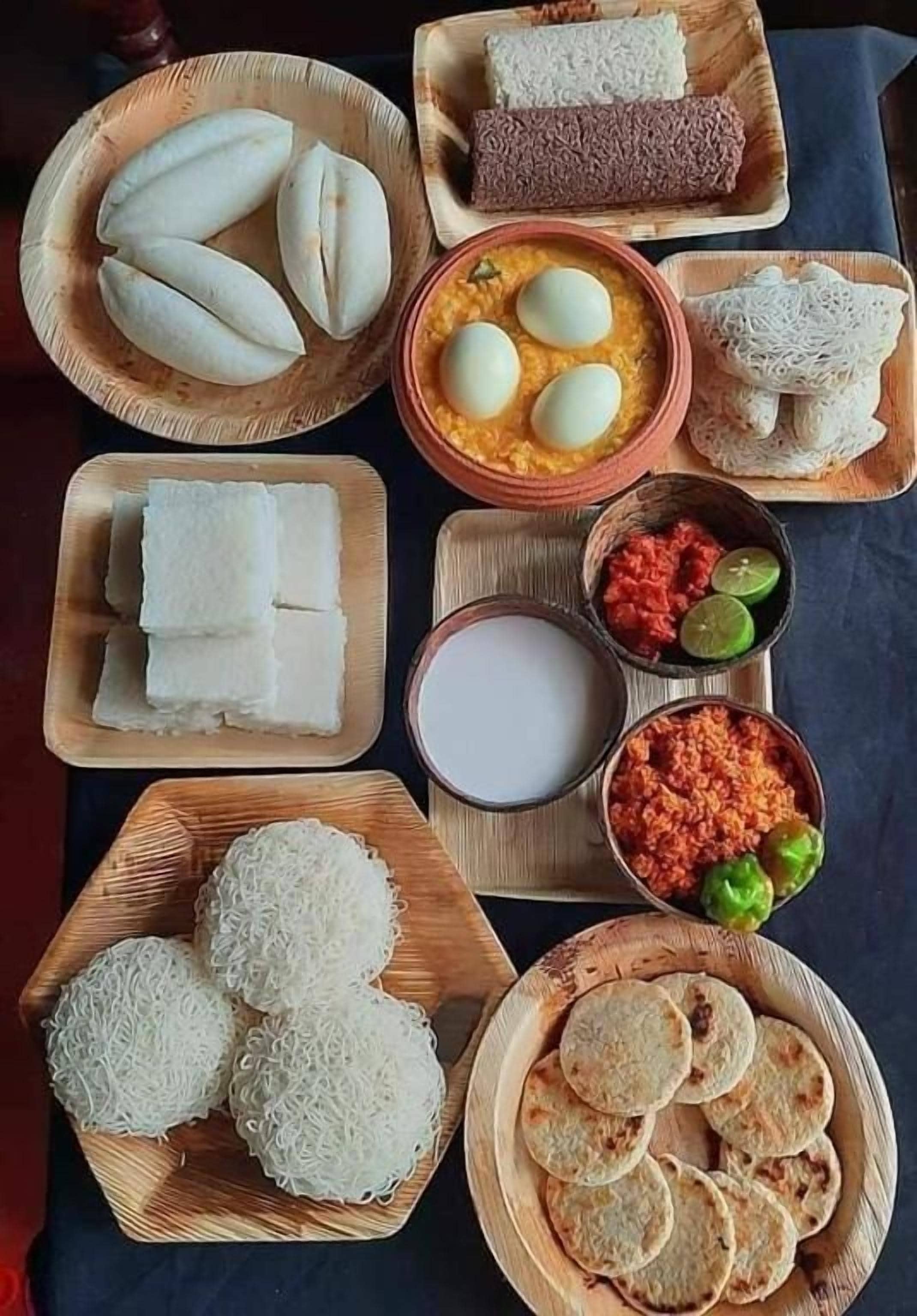 Variedad de alimentos, como arroz, pan y un tazón de curry.
