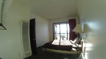 2 bedroom Suite, 2 queen beds, and sofa bed FOR CHILDREN ONLY | Laptop workspace, free WiFi, bed sheets