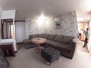 3 - bedroom apartment, 3 queen beds, and 2 sofa bed FOR CHILDREN ONLY | ノートパソコン用作業スペース、WiFi (無料)、ベッドシーツ