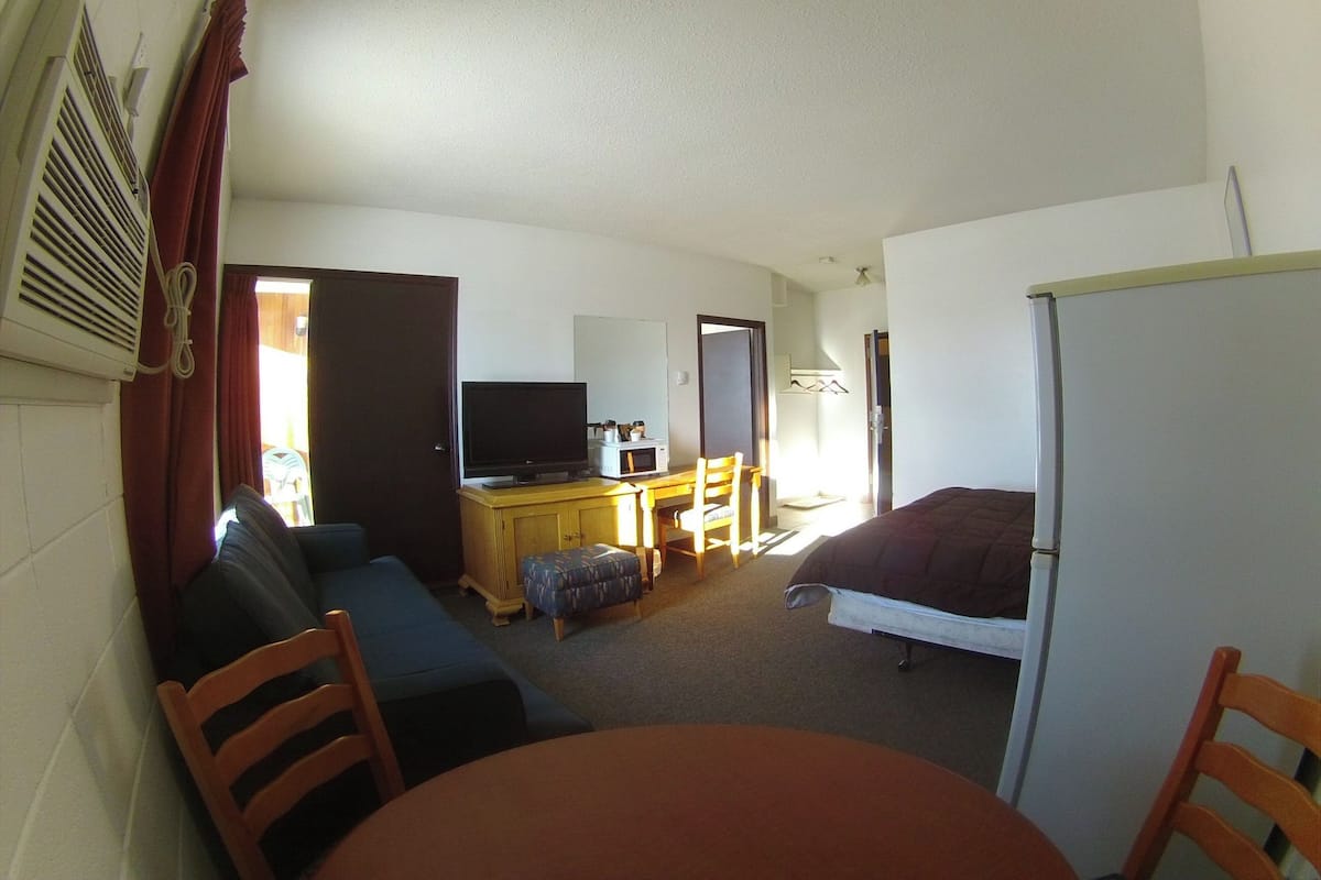 2 bedroom Suite, 2 queen beds, and sofa bed FOR CHILDREN ONLY | Laptop workspace, free WiFi, bed sheets