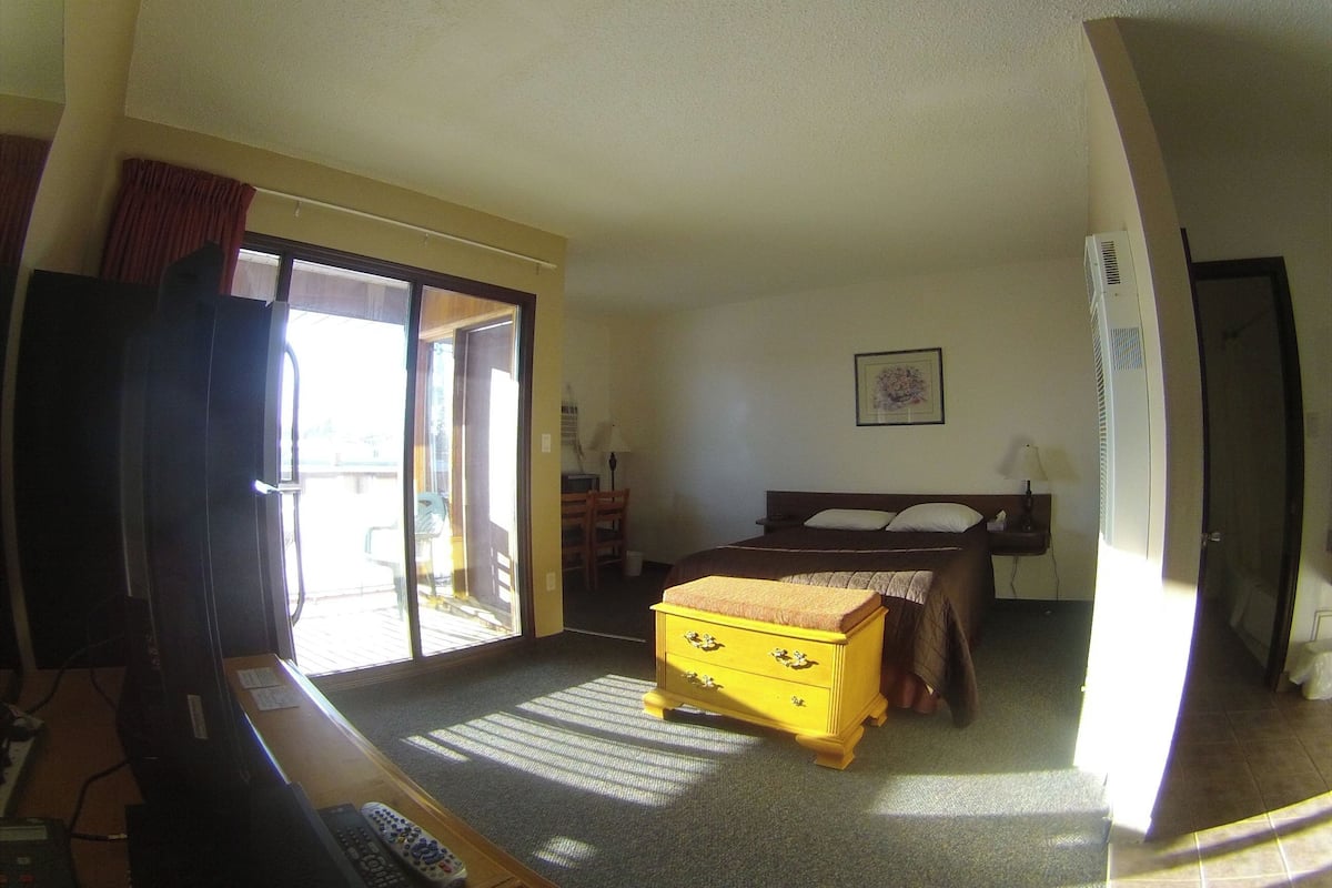 Laptop workspace, free WiFi, bed sheets