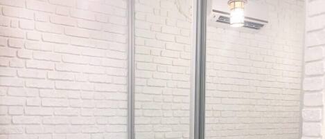 Articles de toilette gratuits, sèche-cheveux, chaussons