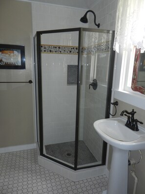 Baignoire, articles de toilette écologiques, sèche-cheveux, bidet