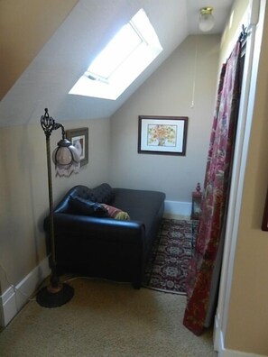 Smart-TV, DVD-Player, Bücher, Musikbibliothek