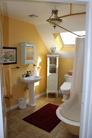 Badewanne, umweltfreundliche Kosmetikartikel, Haartrockner, Bidet