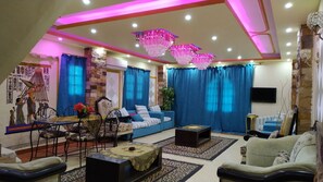 Grand Apartment, 3 Bedrooms, Kitchen | Living area - Pyramids View Apartments & Rooftop (Giza)