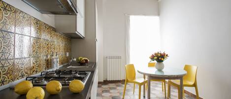 ثلاجة، فرن، موقد طهي مسطح، غسالة أطباق